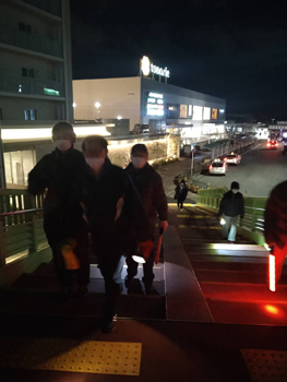 原山台連合自治会では年末の夜景も行っています。栂・美木多駅前トナリエ前の様子です。
