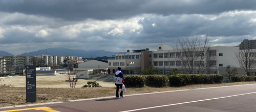 いつも遠く金剛山が望めます
手前は堺市立原山ひかり小学校